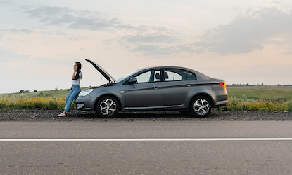 Roadside assistance tech helping a stranded driver in St. Louis, MO